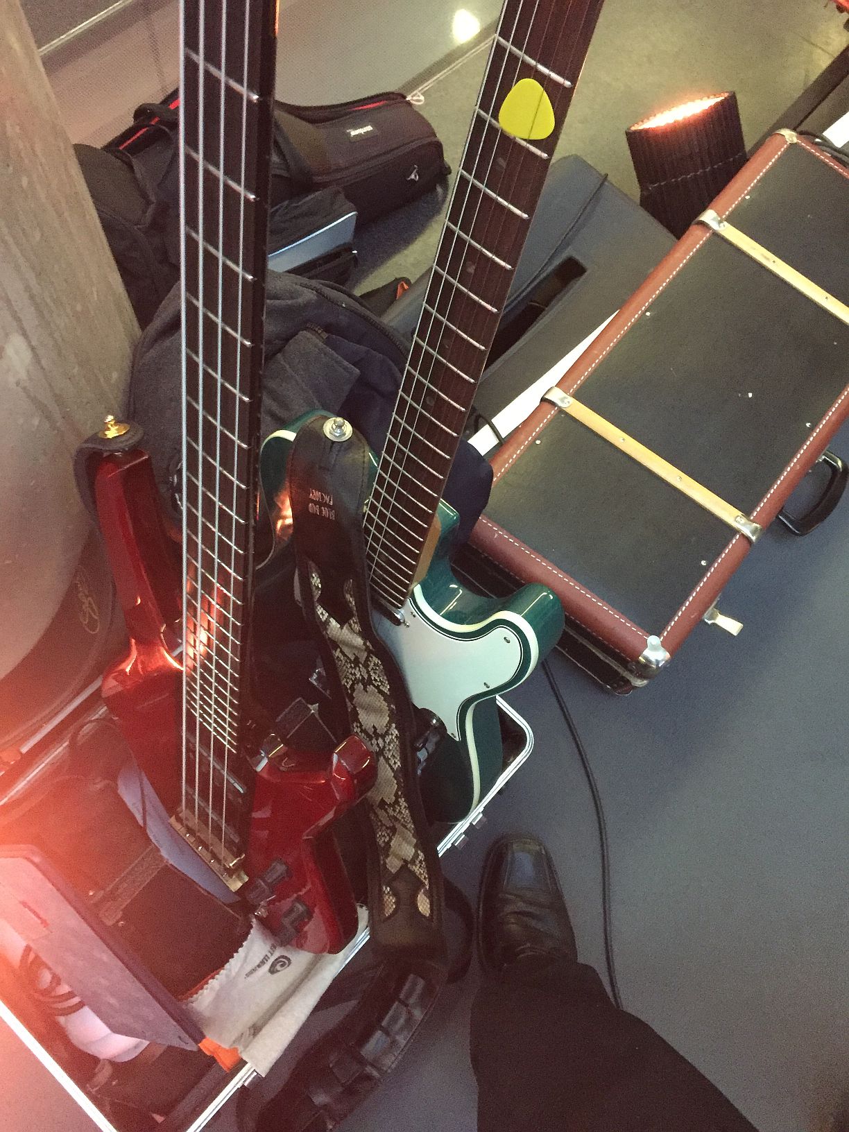 Gitarre und Bass in trauter Einigkeit